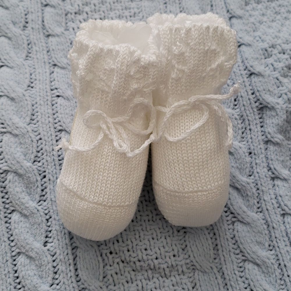 Carlino newborn knit booties